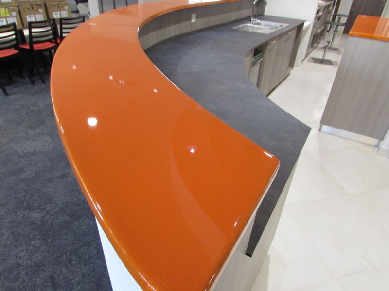 comptoir accueil d'hotel en lave émaillée couleur orange tango