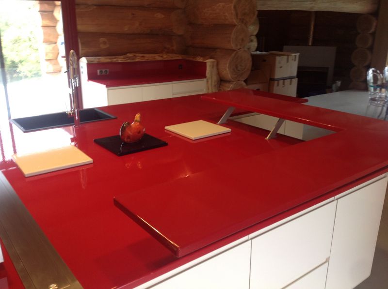 ilot central et comptoir en lave émaillée couleur rouge Ferrari