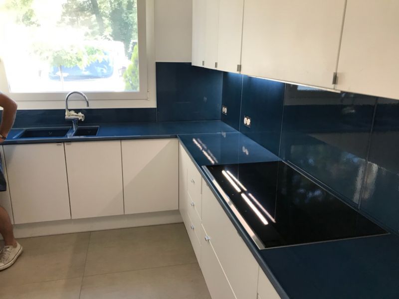 plans de travail en lave émaillée bleu pétrole