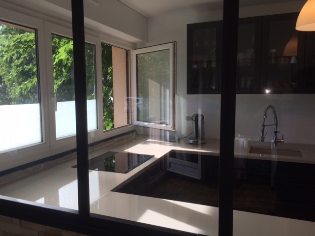 Cuisine en pierre de lave émaillée couleur ficelle à Marseille