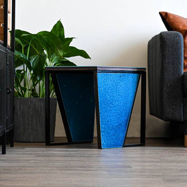 Table basse carré design hybride moitié pierre de lave et métal