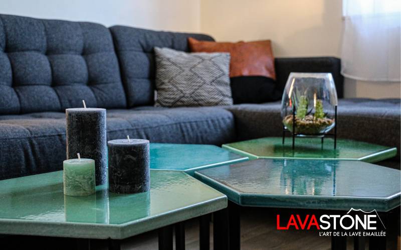 Lava Bee table basse forme hexagonale en pierre de lave émaillée