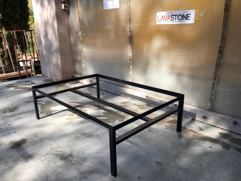 pied en métal pour table basse enchâssée en lave émaillée