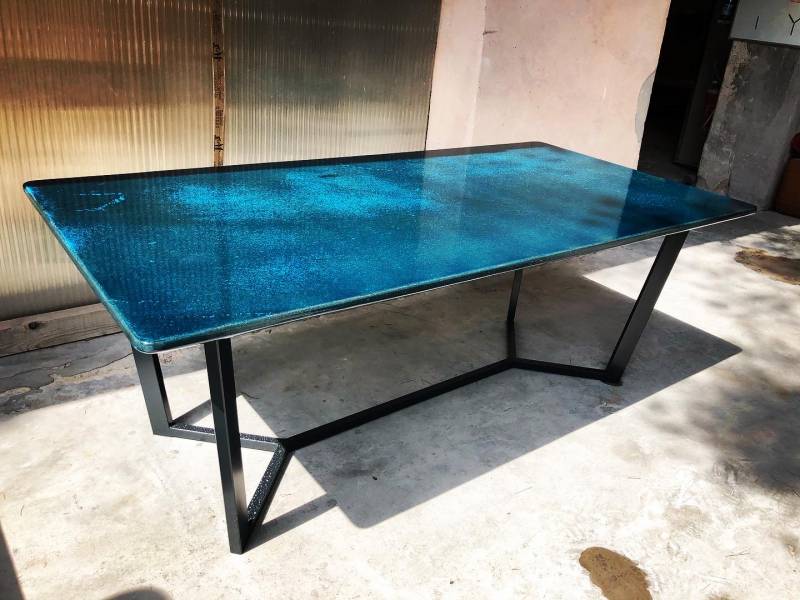 Table en lave émaillée couleur Galaxie et pied Y