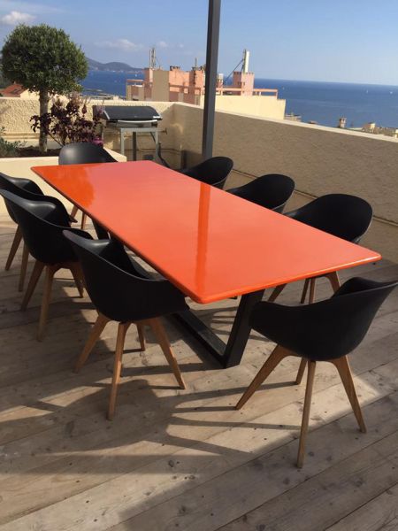 grande table en lave émaillée sur toit terrasse couleur orange Tango à Toulon