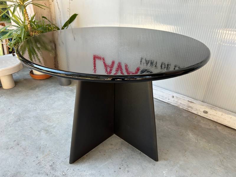 Plateau en lave émaillée noire brillante sur piétement forme croix en lave émaillée noire mate