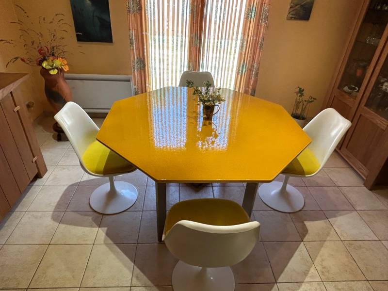 Fabrication artisanale d'une table octogonale en lave émaillée Mangue sur mesure dans le Var