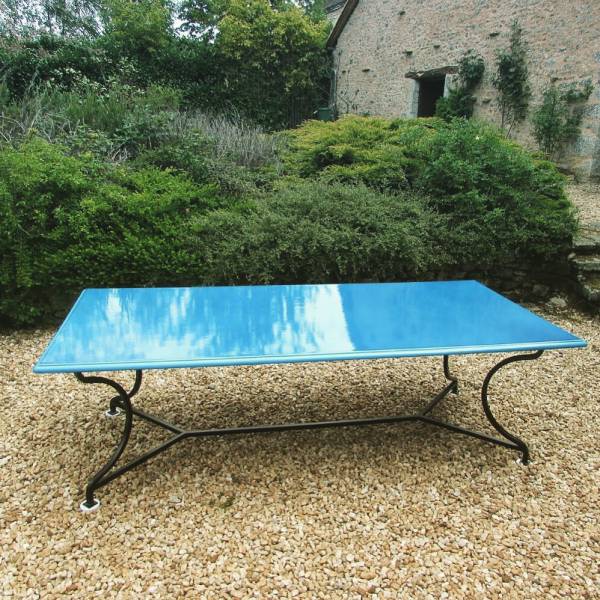 Table bleue avec piétement modèle Chateau