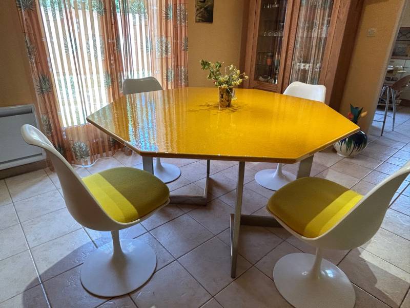 Plateau octogonal couleur Mangue bords biseautés épaisseur 30 mm, sur un carré de 130 x 130 cm créé à Toulon