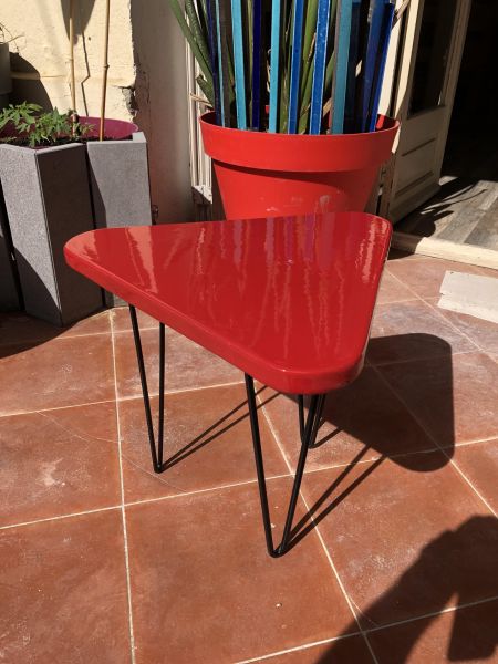 table forme triangle et pied épingle