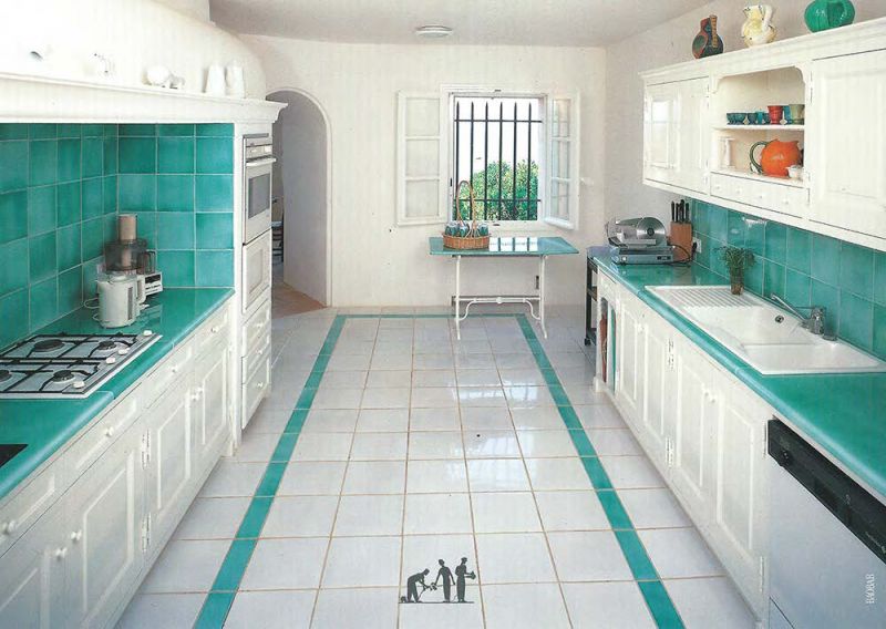 Carreaux, crédences et remontées en pierre de lave émaillée en cuisine à Chantilly