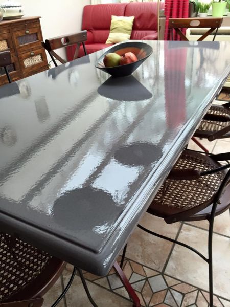 table gris zinc en lave émaillée avec bords Bec de Corbin