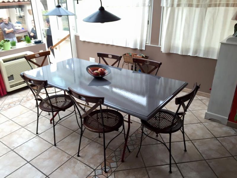 table gris zinc en lave émaillée