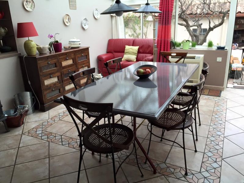 table grise en lave émaillée avec pied en forgé ancien