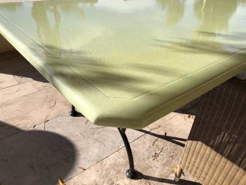 TABLE pour 10 PERSONNES sur une terrasse en PROVENCE à Lourmarin dans le Vaucluse