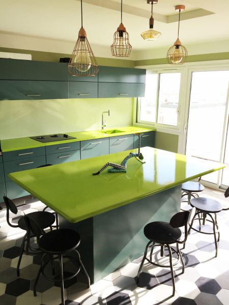 plan de travail et ilôt en lave émaillée de couleur Absinthe à Toulon dans le var