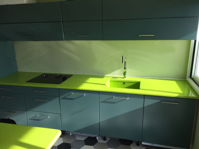 plan de travail en lave émaillée de couleur vert Absinthe à Toulon dans le var