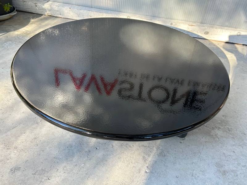 Table basse ronde noir brillant lave émaillée