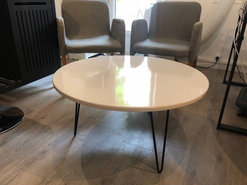 Table basse ronde en lave émaillée avec pied épingle