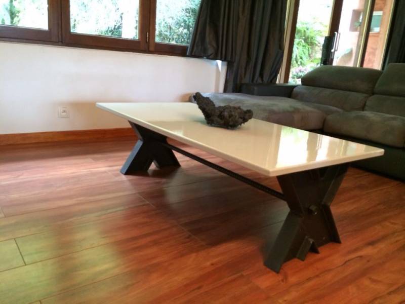 table basse en lave émaillée et pied métal en forme de X