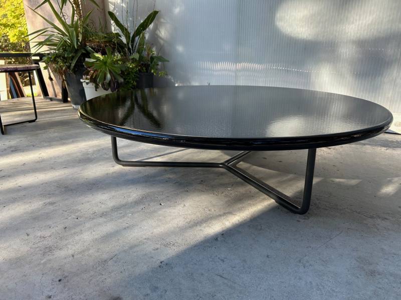 Table basse ronde noir brillant lave émaillée