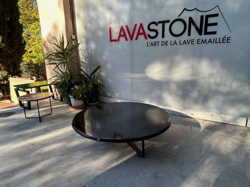 Table basse ronde noir brillant lave émaillée