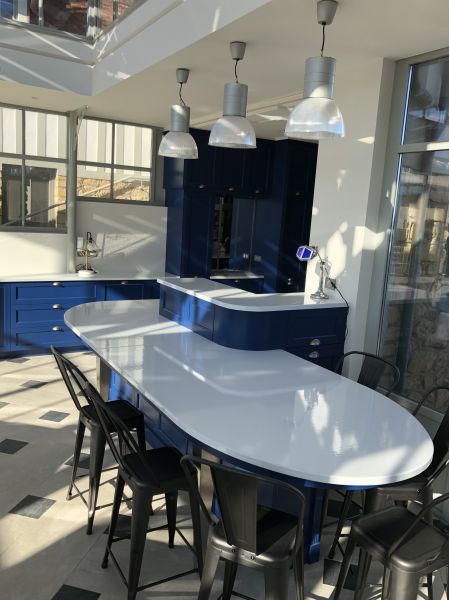 ilot central blanc en lave émaillée meuble bleu roi