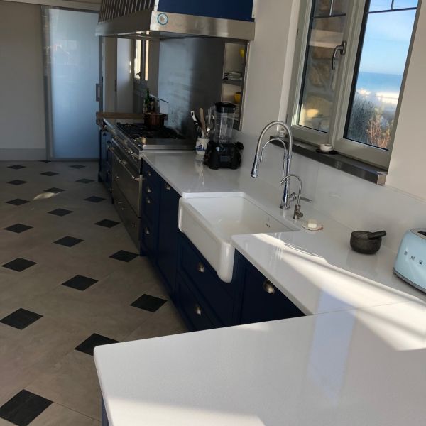 cuisine lave émaillée blanche avec évier timbre d'office blanc