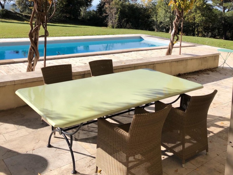 TABLE pour 10 PERSONNES sur une terrasse en PROVENCE à Lourmarin dans le Vaucluse