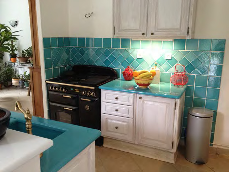 carreaux en 15 x 15 cm épaisseur 10 mmen pierre de lave émaillée couleur bleu de chine dimension 20 x 20 cm et losange 15 x 15 c