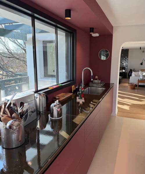 Une cuisine sur mesure en pierre de lave émaillée couleur vert kaki : l’élégance et la durabilité au cœur de vos espaces