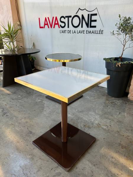 Table lave émaillée 60 x 60 cm avec cerclage en laiton doré or à Paris