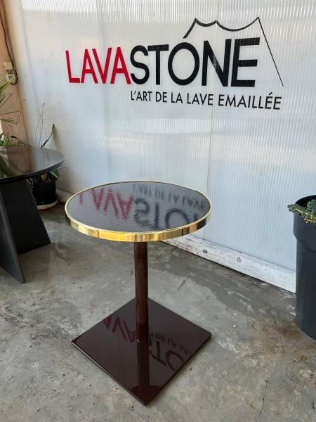 Table lave émaillée ronde avec cerclage en laiton doré or à Paris