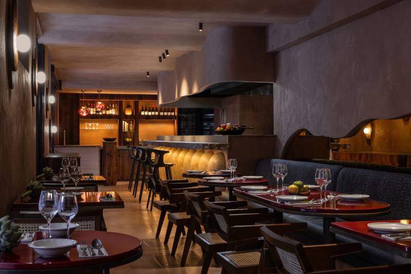 Table lave émaillée couleur Garance restaurant Nice 