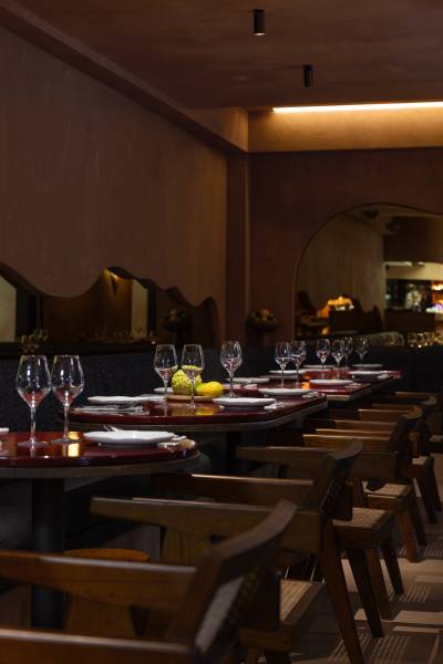 Table lave émaillée couleur Garance restaurant Nice 