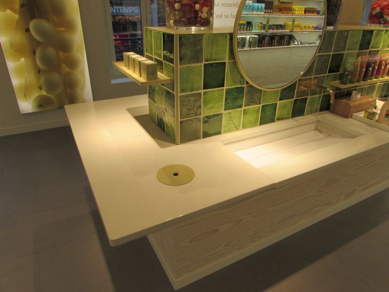 comptoir en lave émaillée pour boutique de soins et beauté Yves Rocher à Paris