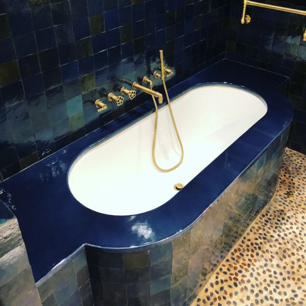 contour baignoire en lave émaillée