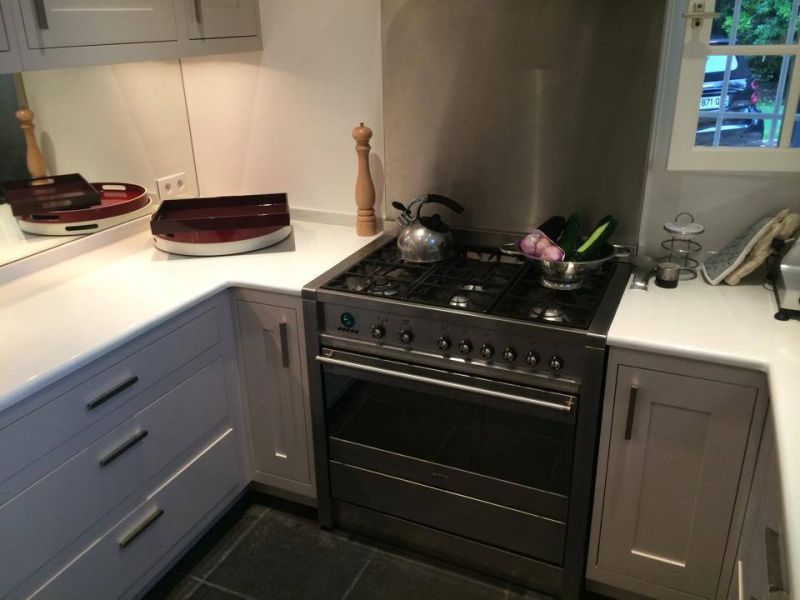 Pose de plans de travail en lave émaillée avec crédence inox à Garches