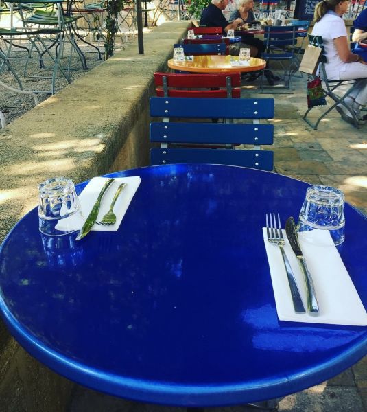 table ronde en lave émaillé bleu pour Château La Coste à Aix en provence