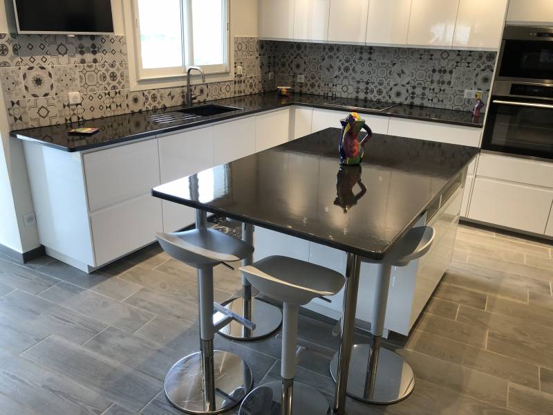 cuisine avec ilot en pierre de lave émaillée