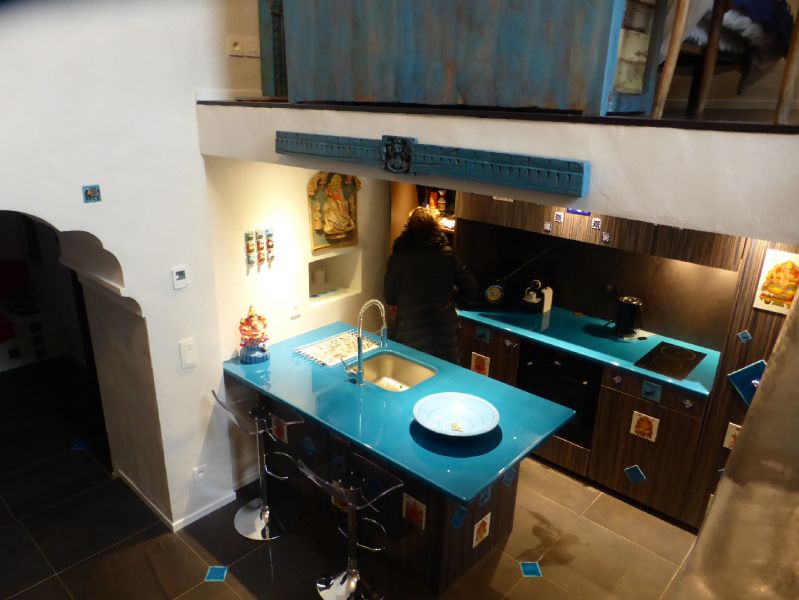 Fabrication et installation de plans de cuisine en lave émaillée couleur sur mesure en Savoie