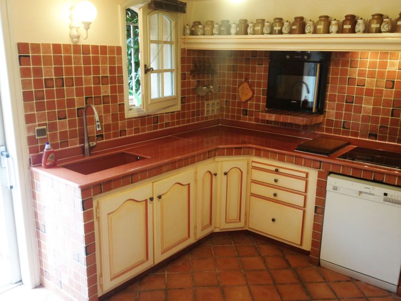 Cuisine en pierre de lave émaillée couleur terre cuite à Nice