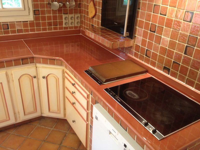 Cuisine en pierre de lave émaillée couleur terre cuite à Nice