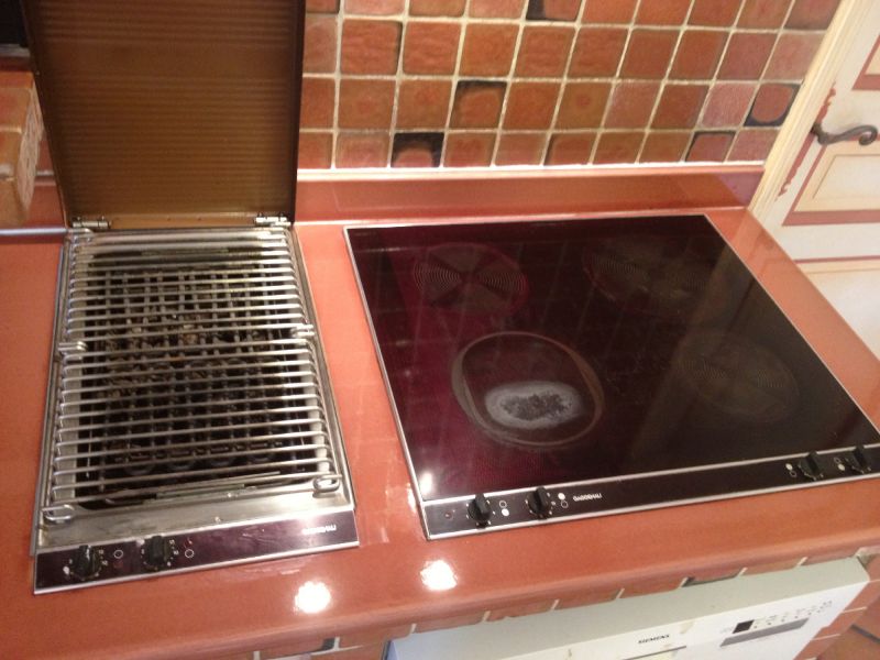 Cuisine en pierre de lave émaillée couleur terre cuite à Nice