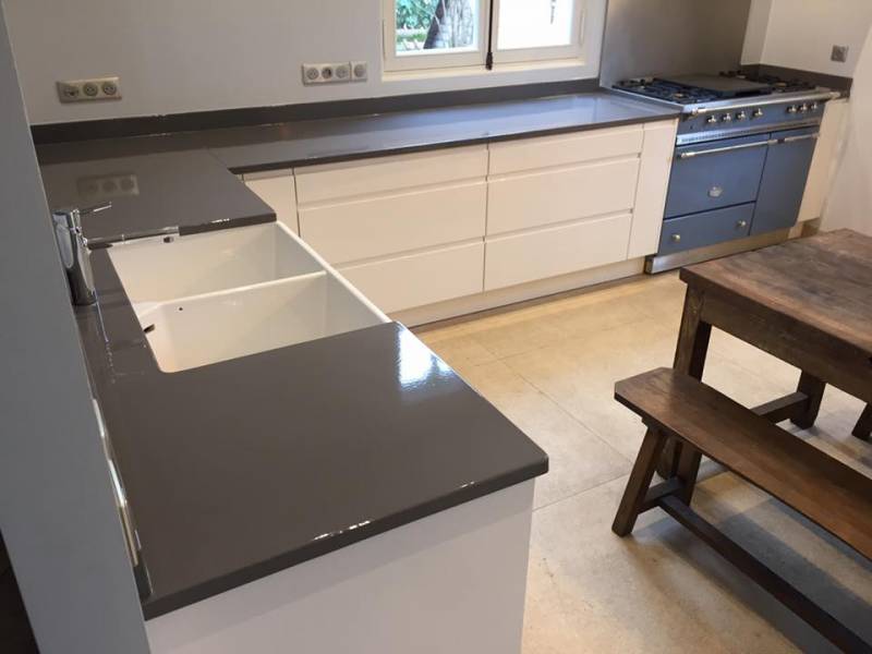 Réalisation d'un immense plan de travail en lave émaillée à Paris 