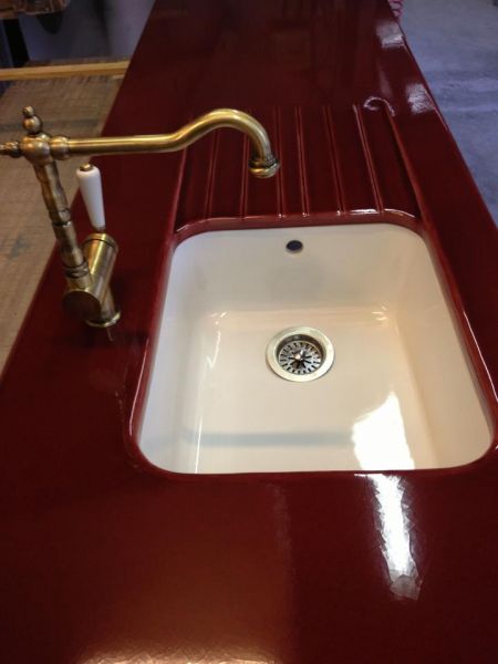 évier en céramique blanc collé par dessous avec égouttoir strié