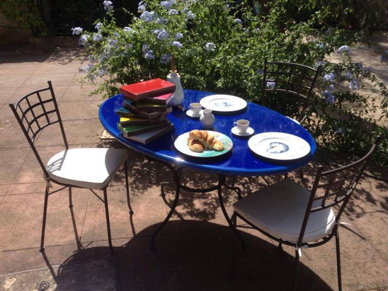 table ronde en extérieur en pierre de lave émaillée