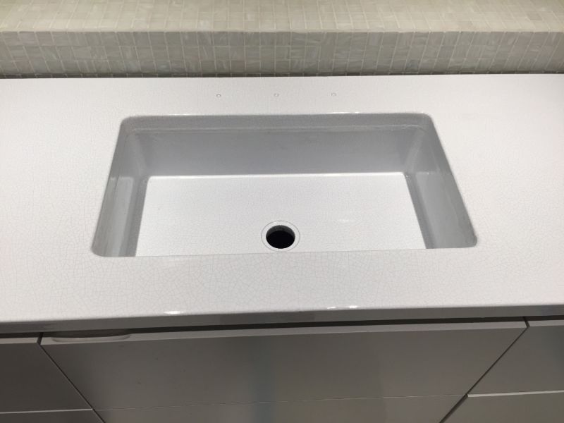 évier en un bloc creusé dans la masse blanc posé par dessous