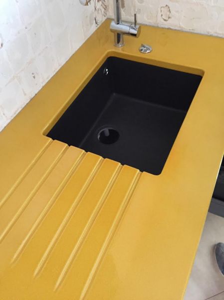 egouttoir strié dans la pierre de lave