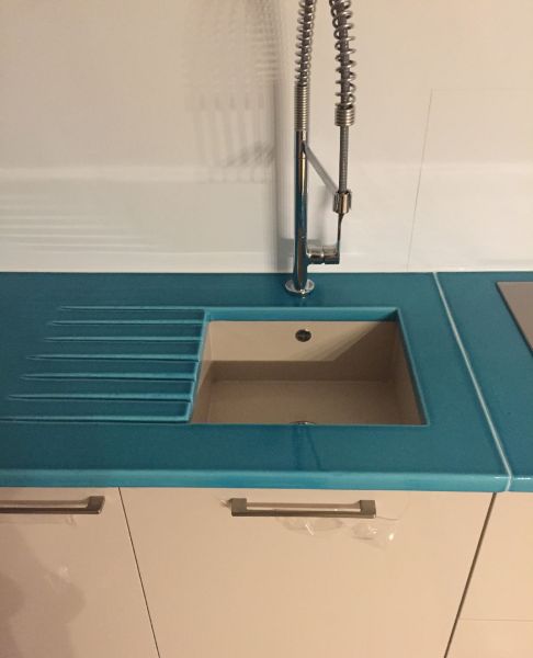 Fabrication d'unvévier en lave émaillée avec égouttoir strié dans la masse sur le plan